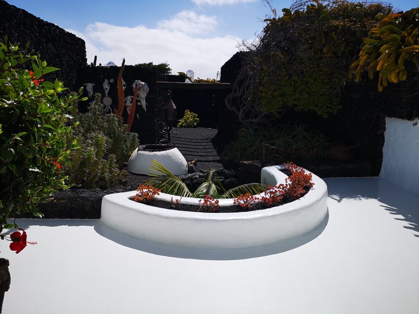 Lanzarote: César Manrique Foundation and Teguise Market - The Fundación César Manrique: what to look for inside the lava-embedded home