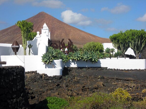 Lanzarote Cesar Manrique with Jameos del Agua Entrance - Pace, bus comfort, and what “air-conditioned” really means for you