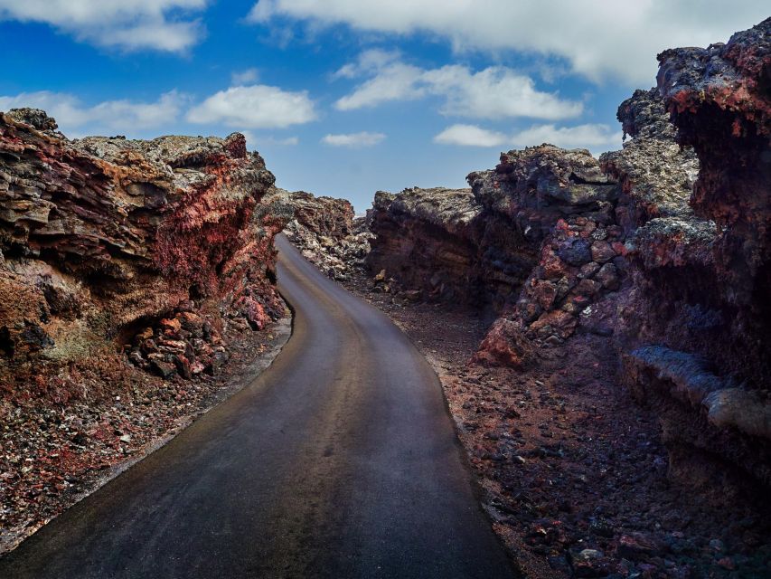 Lanzarote: Guided Day Trip to Timanfaya Park & Lago Verde - La Geria wine area: tasting views with a short taste