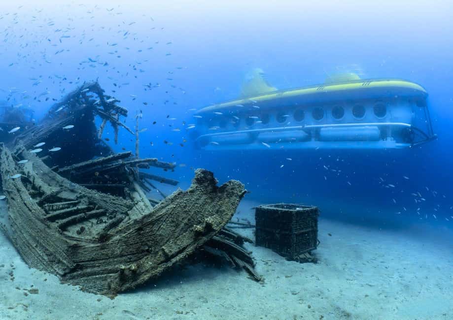 Lanzarote: Real Submarine Dive - The underwater part: 30m views, shipwrecks, and free-swimming fish