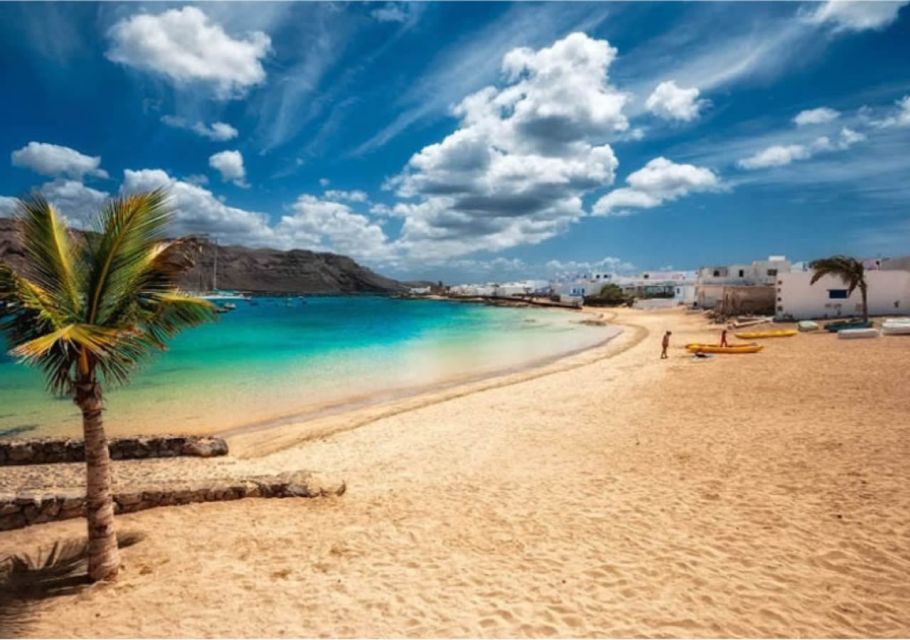 Lanzarote: Teguise Handicraft Market and La Graciosa Island - Caleta de Sebo and the guided church visit on La Graciosa