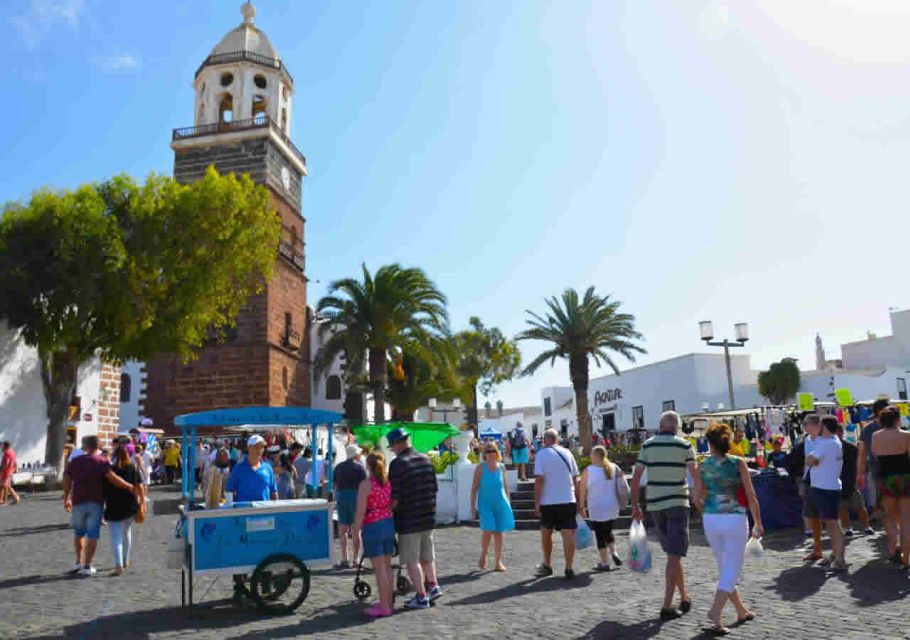 Lanzarote: Teguise Handicraft Market and La Graciosa Island - The bus ride to Órzola: comfort and a guided route