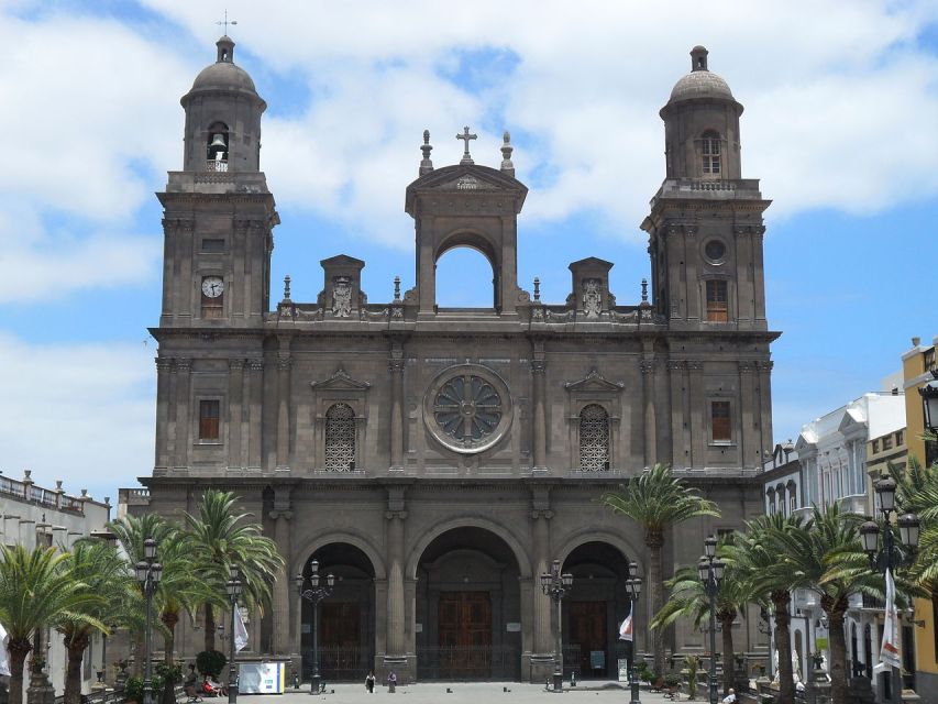 Las Palmas: Tapas and Drinks in the Beauty of the Old City - A typical first tapas stop: drink first, then food
