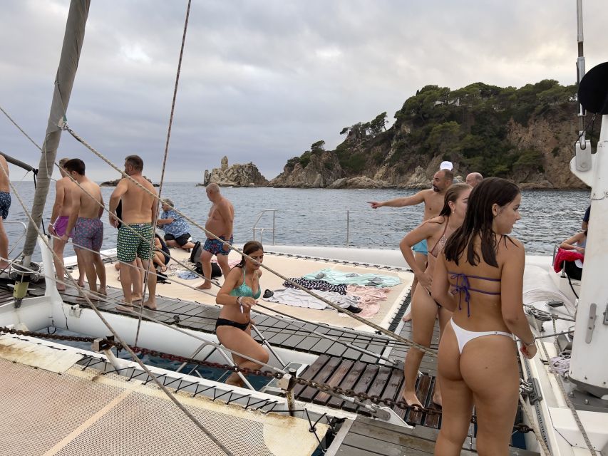 Lloret de Mar: Sunset Catamaran Cruise with DJ and Drinks - Two hours of DJ energy, five drinks, and coastline views that actually move