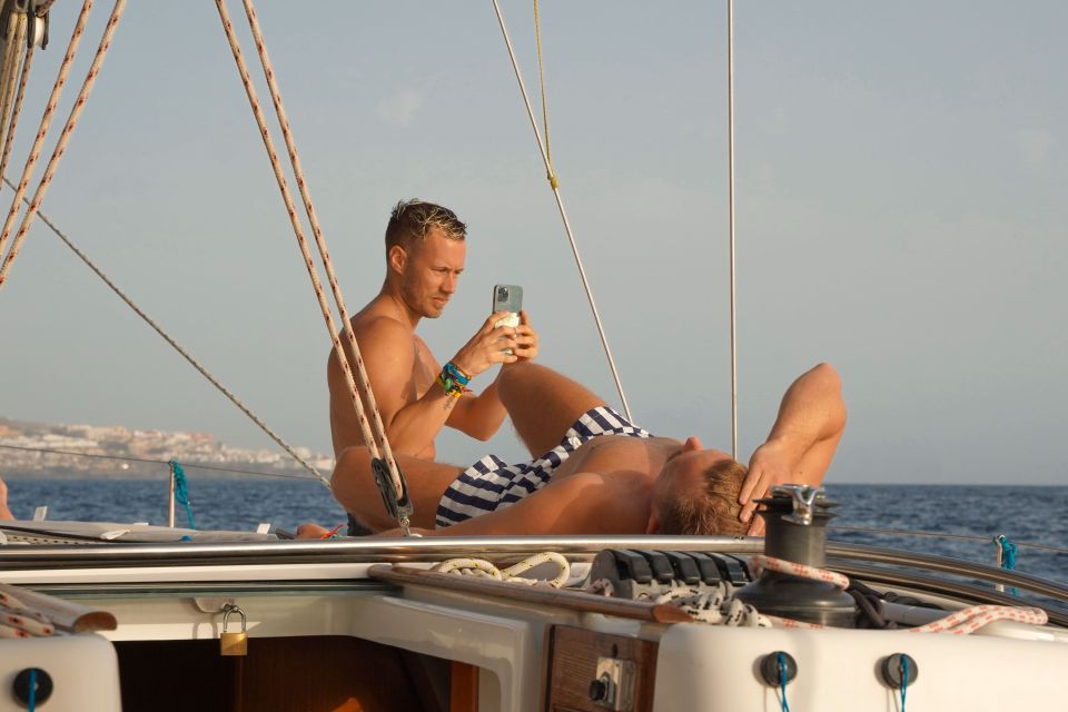 Los Gigantes: Sailing Excursion with Swimming, Drink & Tapas - Tapas and drinks on board: a satisfying finish without rushing