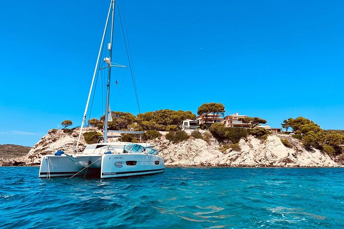 Luxury Catamaran sailing with welcome Drinks Tapas Max10-12Person - Inside the luxury catamaran: space, music, and the crew rhythm