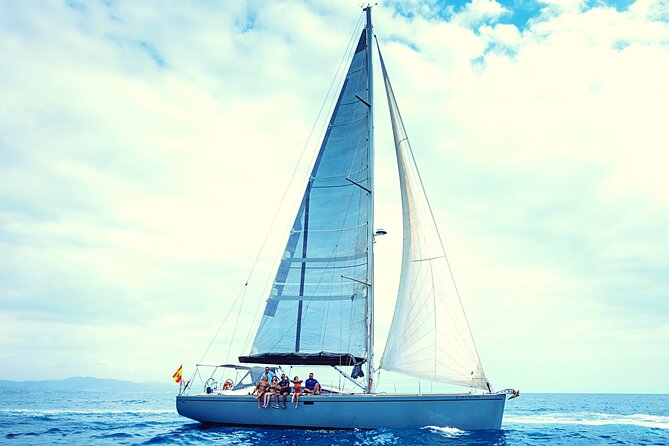 Luxury Private Yacht Sailing Tours in Barcelona - Entering the day at Sphynx Barcelona with a drinks-and-briefing start