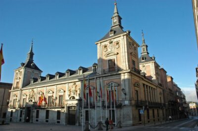 Madrid: 1.5-Hour City Highlights Guided Walking Tour - The Royal Palace stop and Almudena Cathedral: where the guide does the heavy lifting