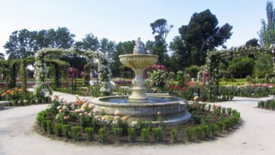 Madrid: 1.5-Hour Retiro Park Guided Walking Tour - The opening scenes: finding your way in a park full of trees