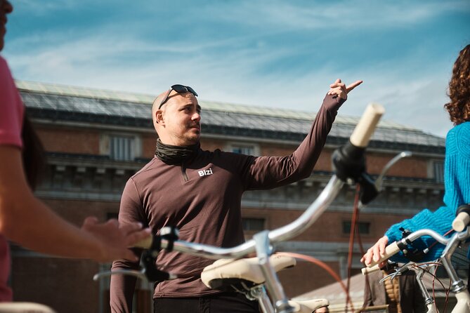 Madrid: City Highlights Guided Vintage Bike Tour - The simple reason this works: bike + tight central route