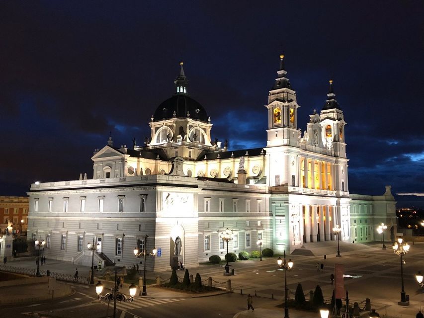 Madrid: Enchanted Evening Walking Tour in Spanish - A Spanish Night Walk Through Madrid Legends