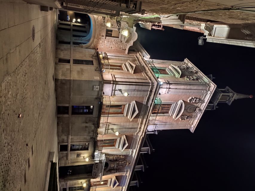 Madrid: Enchanted Evening Walking Tour in Spanish - Plaza de Oriente After Dark: A Photo Stop With Story Fuel