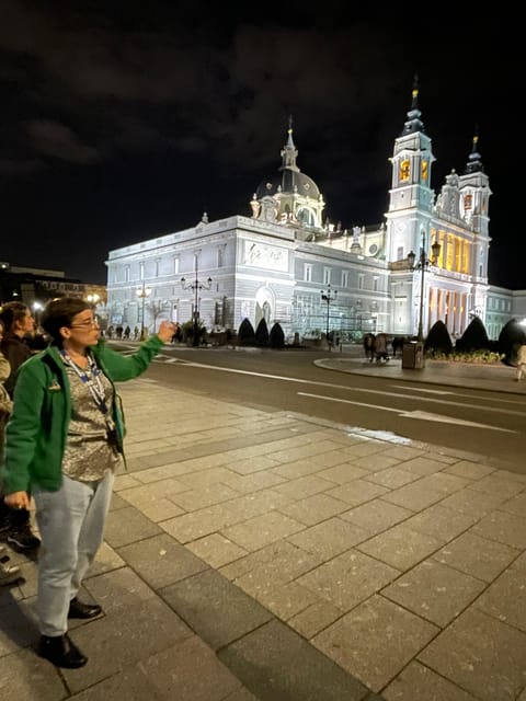 Madrid: Enchanted Evening Walking Tour in Spanish - Pasadizo de San Ginés: Where the Tour Turns Darker