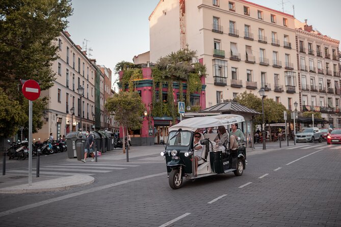 Madrid Expert Plus Tour with Local Guide in Eco Tuk Tuk Private - Barrio Salamanca, Serrano Street, and Bernabéu: The Madrid of Fashion and Football