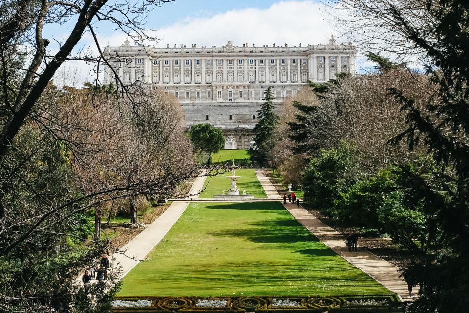 Madrid: Guided Tour of the Royal Palace with Fast Access - Small group energy: up to 8 people, less friction