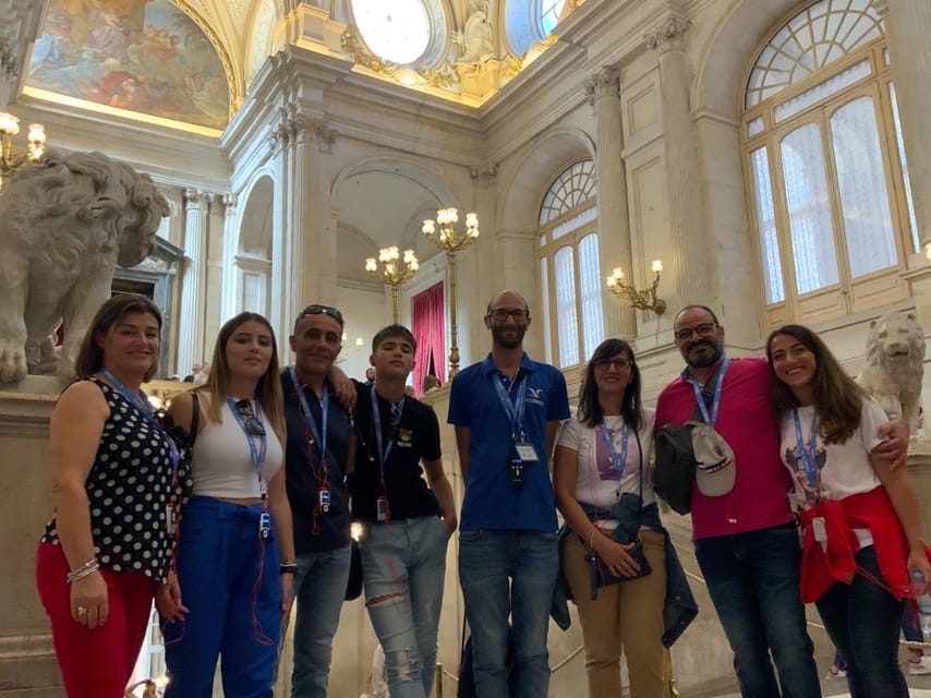 Madrid: Guided Tour of the Royal Palace with Fast Access - Finding your guide: Álvaro de Bazan and the blue umbrella