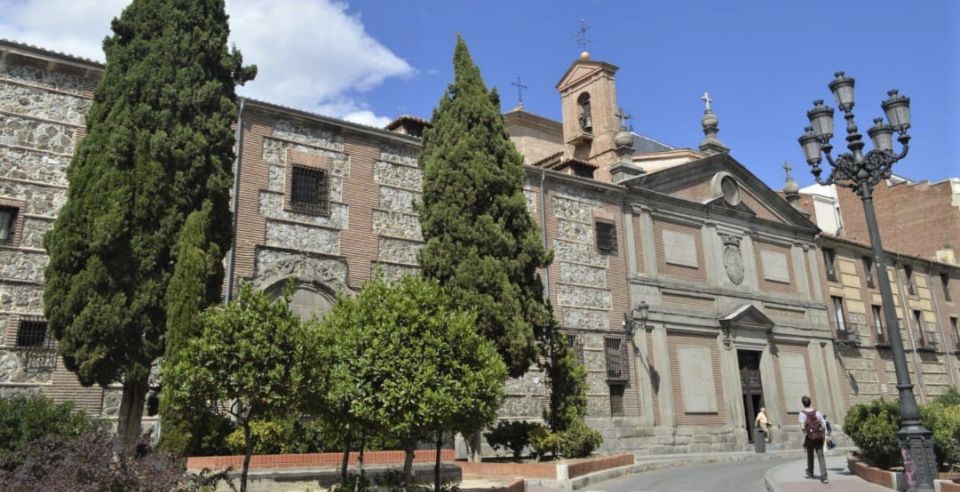 Madrid: Guided Walking Tour of Monasterio de las Descalzas - The main staircase: the monument’s centerpiece