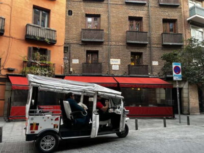 Madrid: Highlights City Tour by Electric Tuk Tuk - Meeting Point Options and What the Small Group Really Changes