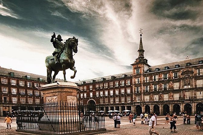 Madrid Old City Guided Walking Tour Semi-Private 12ppl Max - Stop 5: Plaza de la Villa, medieval Madrid in a preserved pocket