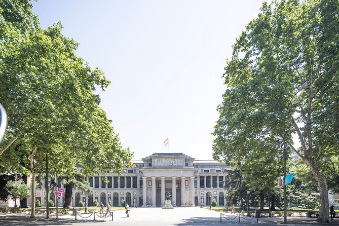 Madrid Panoramic Sightseeing Guided Tour - Puerta de Alcalá and Bernabéu time: photo stops that actually help