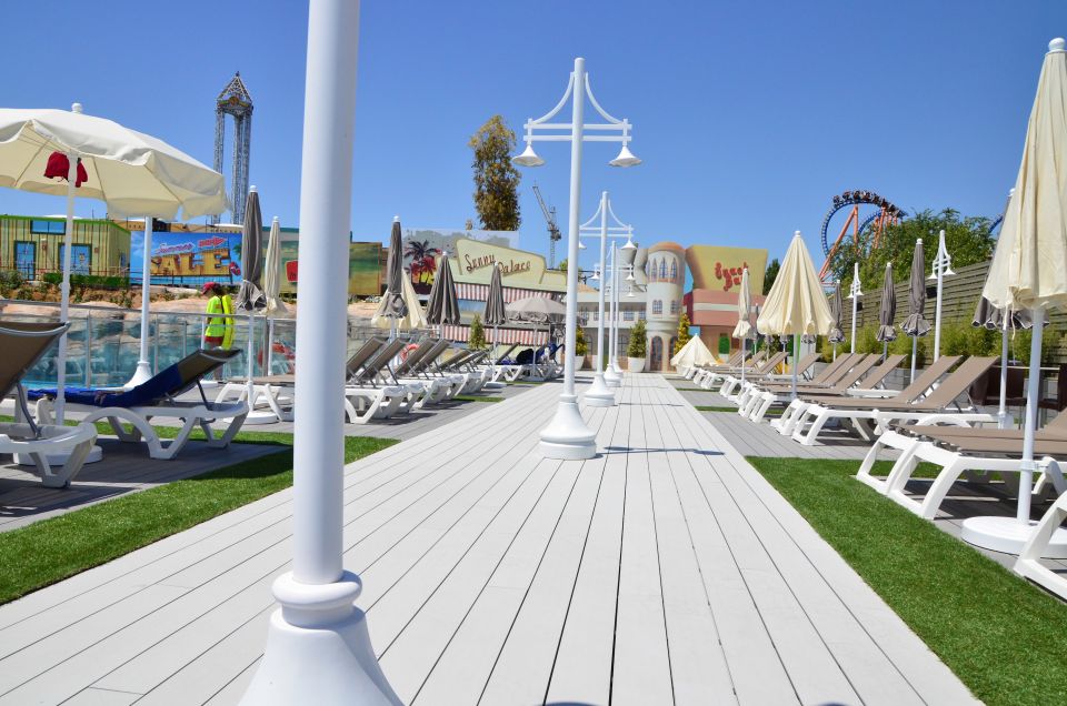 Madrid: Parque Warner Beach Entry Ticket - Sun, shade, and what to pack (so you don’t lose time)