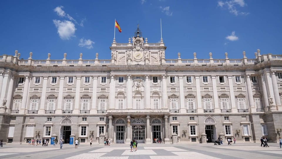 Madrid: Royal Palace Guided Tour with Entry Ticket - Should you book this early-entry Royal Palace tour?