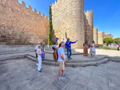 Madrid: Segovia & Ávila Full Day with Alcázar & Wall Tickets - Meeting at Plaza de Ópera: how to start without stress
