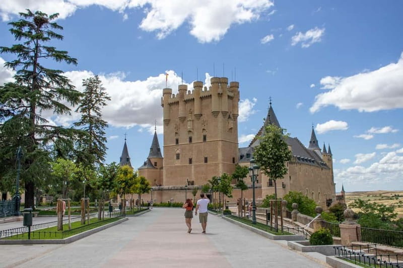 Madrid: Segovia & Ávila Full Day with Alcázar & Wall Tickets - Los Cuatro Postes viewpoint: the best first impression of Ávila