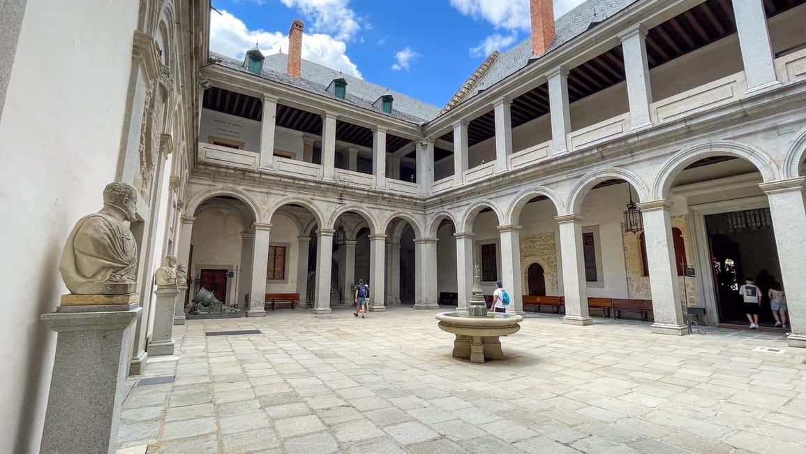Madrid: Segovia, Ávila & Toledo Day Trip with Optional Lunch - Segovia: the architecture walk that sets up the Alcázar moment