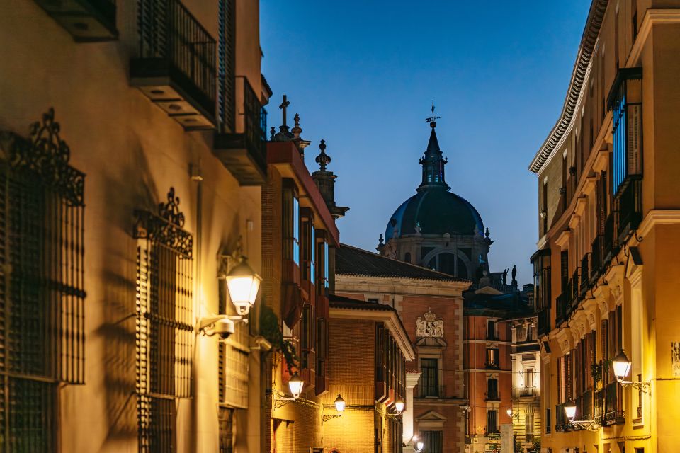 Madrid: Spanish Inquisition and Legends Evening Walking Tour - Guide Style: Daniel, Violeta, Beatrice and the Power of Theatrical Storytelling