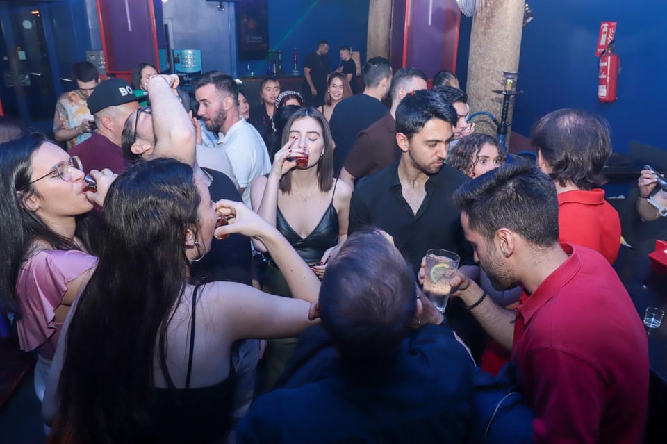 Madrid: Top Pub Crawl with Drinks and Free Nightclub Entry - Las Letras Quarter Dance Show: Where the Crawl Turns Into a Night Out