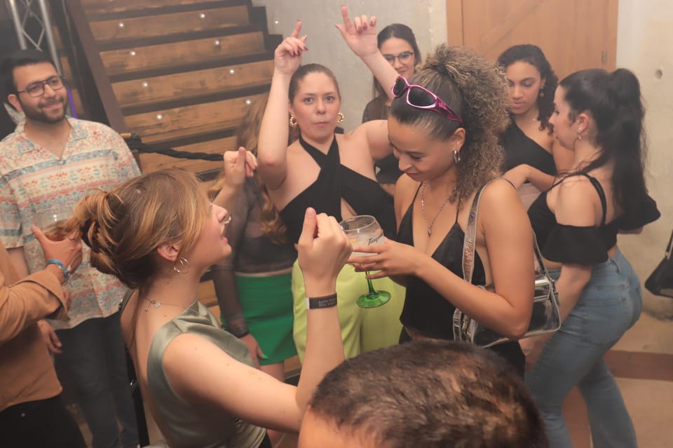 Madrid: Top Pub Crawl with Drinks and Free Nightclub Entry - The Real Secret: The Guide Builds the Group