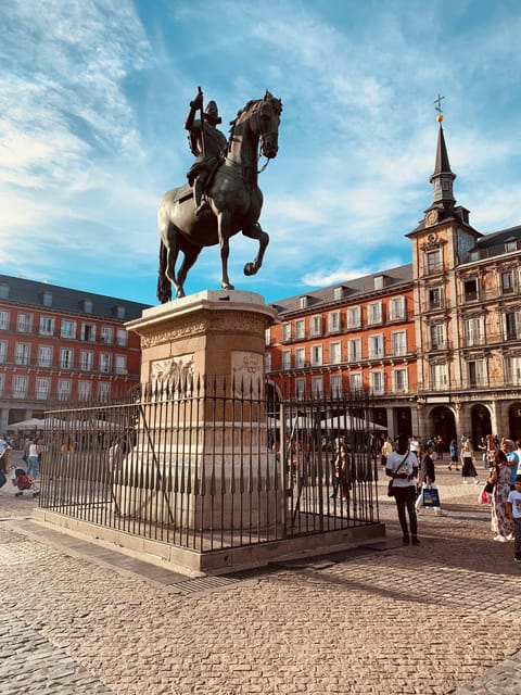 Madrid: Welcome to Madrid Guided Walking Tour in English - Meeting Point at Opera Metro: the yellow umbrella trick