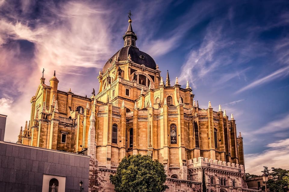 Madrid: Welcome to Madrid Guided Walking Tour in English - Puerta del Sol: your central Madrid “map in one place”