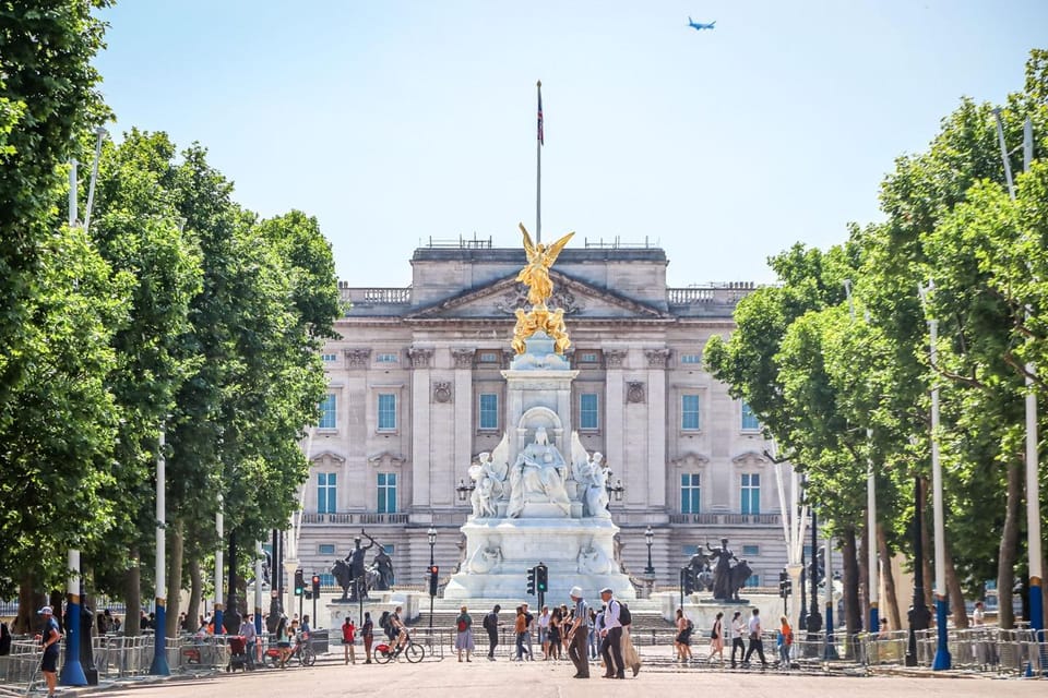 Madrid: Welcome to Madrid Guided Walking Tour in English - Seeing the Prado Museum from the outside