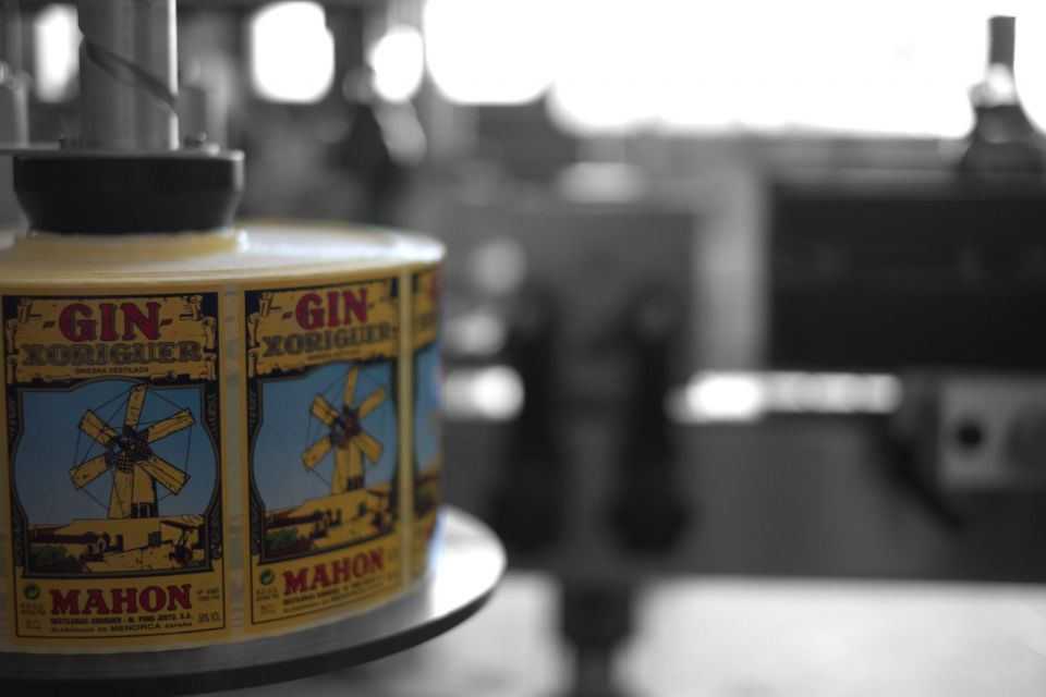 Mahón: Gin Distillery Tour with Tasting & Appetizers - Entering Xoriguer in Mahón: what makes the place feel special