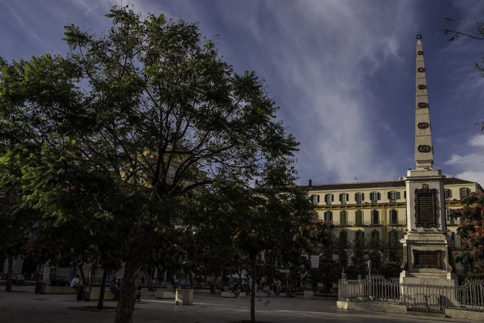 Málaga: 3-Hour Complete Walking Tour with Tickets - How guides and audio equipment shape your experience