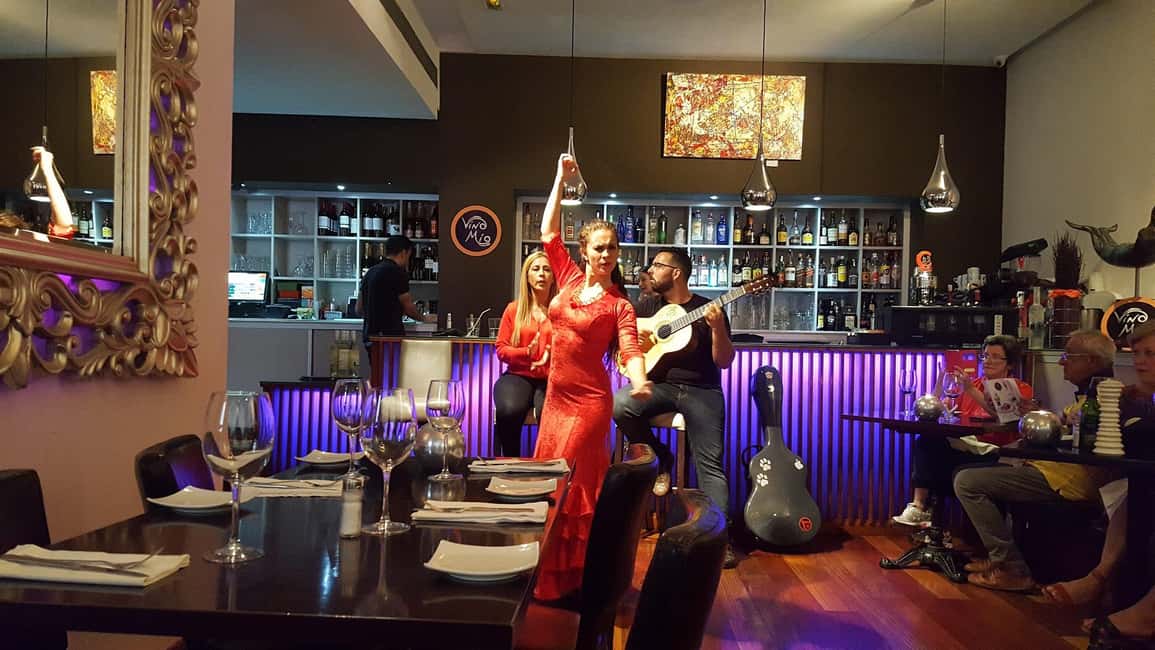 Malaga: Authentic Flamenco Dinner Show at Restaurant VinoMio - Food during the show: how dinner works at VinoMio
