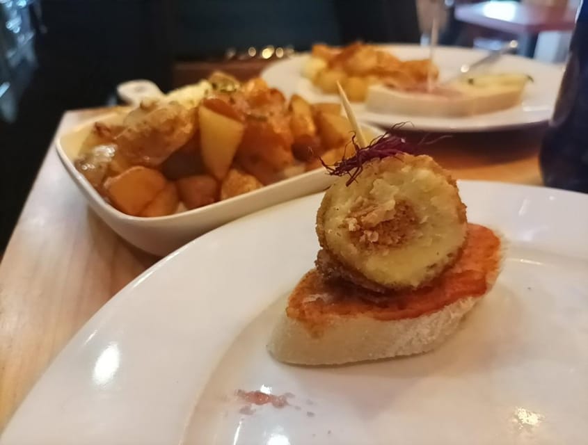 Malaga: Food Tour with Local Guide, Tapas, and Drinks - A Common Highlight: El Pimpi and the Old-Tapas Atmosphere