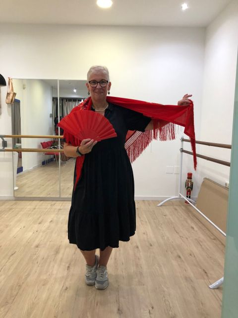 Málaga: Learn to dance flamenco rumba in 45 minutes - Fans, hats, and the look of flamenco rumba