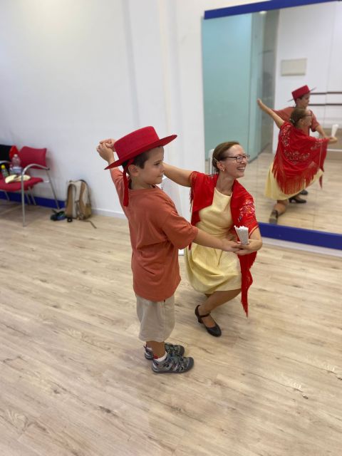 Málaga: Learn to dance flamenco rumba in 45 minutes - November/December twist: the seasonal Christmas workshop