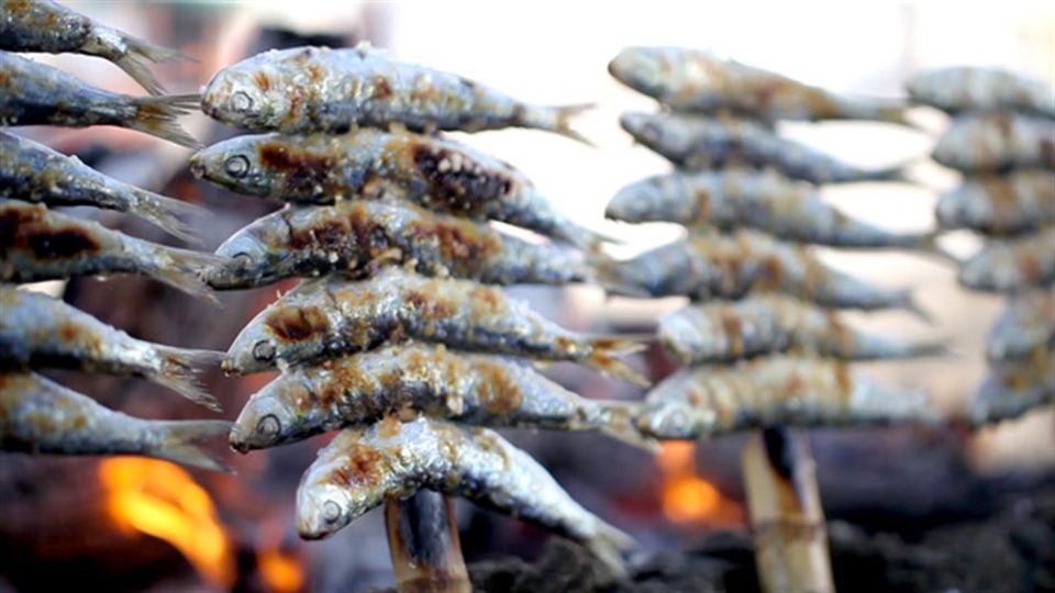 Malaga: PREMIUM TAPAS TOUR Paella, Tapas, Winery & Flamenco - Restaurant stop one: three traditional dishes plus a drink