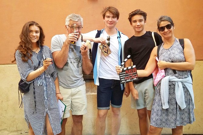 Málaga: Private Sightseeing Treasure Hunt - Your Treasure Kit: Compass, Treasure Book, and Clues (No Smartphone Needed)