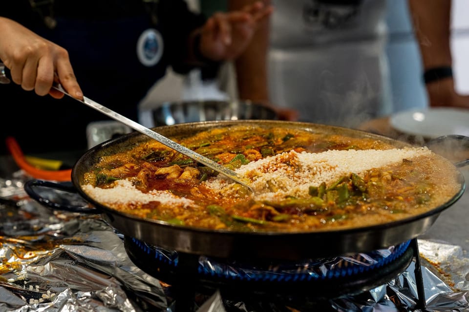 Málaga: Spanish Cooking Workshop with Paella and Sangria - The logistics that actually matter: pacing, group size, and comfort