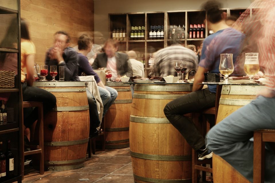 Málaga: Traditional Andalusian Tapas and Wine Tour - Pace, group size, and why the guide matters so much