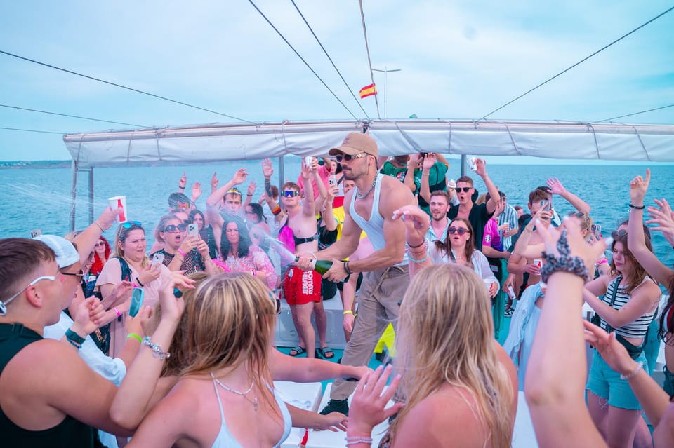 Mallorca: Boat Party with DJ, Buffet and Entertainment - The live DJ + onboard entertainment vibe