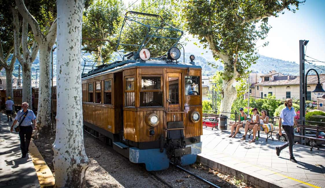 Mallorca: Exclusive Soller Train and Tram Half-Day Tour - Sóller town stop: quick, sweet, and you choose your priorities
