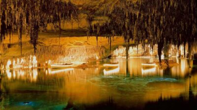 Mallorca: Half-day of Natural Wonders at the Drach Caves - Entering Cuevas del Drach: the science fiction feeling starts fast