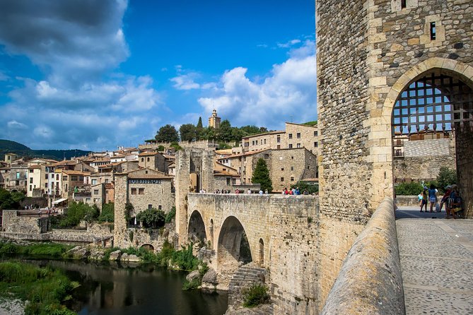 Medieval Three Villages Small Group Day Trip from Barcelona - Start Point by Palau de la Música and the Early-Departure Rhythm