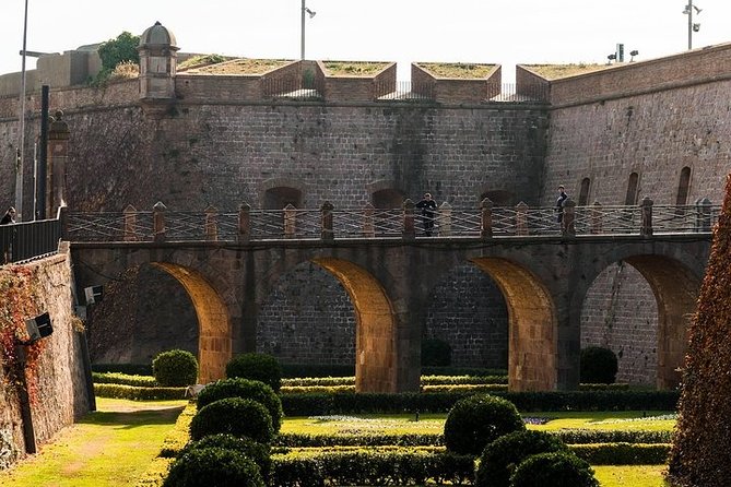 Montjuïc Cable Car & Magic Fountain Barcelona Private Tour - The Raval walk and the Fernando Botero Cat photo stop